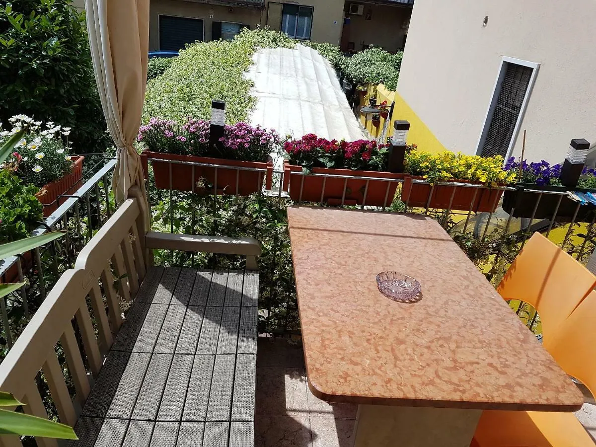 Dora Baltea Monolocale Primo Piano Mansarda Secondo Piano Werona