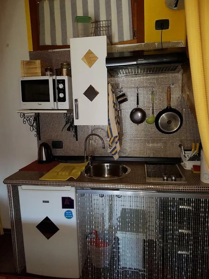 Dora Baltea Monolocale Primo Piano Mansarda Secondo Piano Verona Affittacamere
