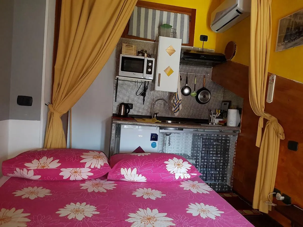 Guest house Dora Baltea Monolocale Primo Piano Mansarda Secondo Piano Verona Italy