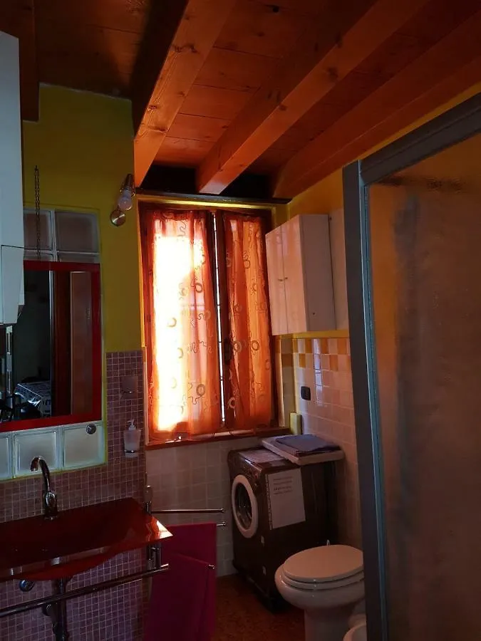 Dora Baltea Monolocale Primo Piano Mansarda Secondo Piano Vérone Maison d'hôtes