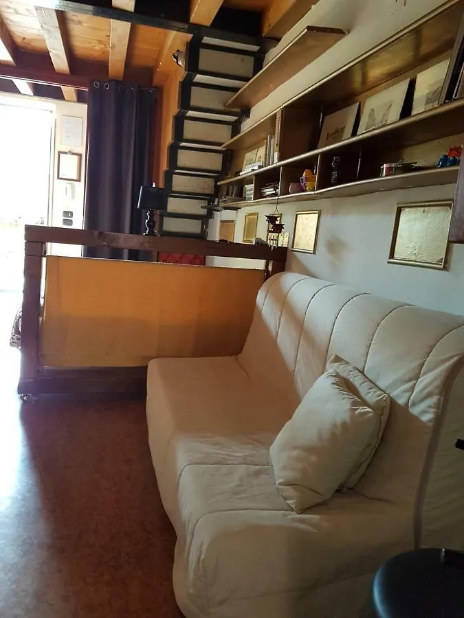 Dora Baltea Monolocale Primo Piano Mansarda Secondo Piano Vérone