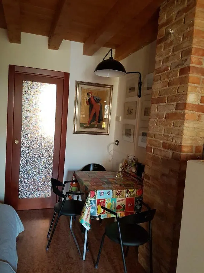 Dora Baltea Monolocale Primo Piano Mansarda Secondo Piano Vérone 0*,  Italie