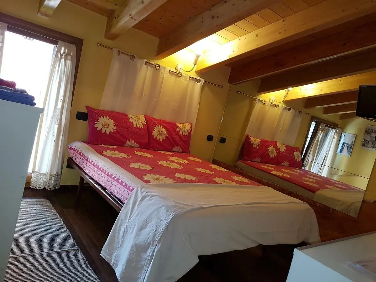 Dora Baltea Monolocale Primo Piano Mansarda Secondo Piano Vérone Maison d'hôtes