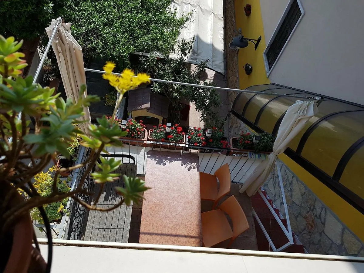 Dora Baltea Monolocale Primo Piano Mansarda Secondo Piano Vérone